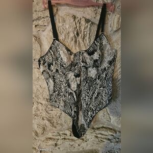 Snakeskin Print bodysuit L (8-10)